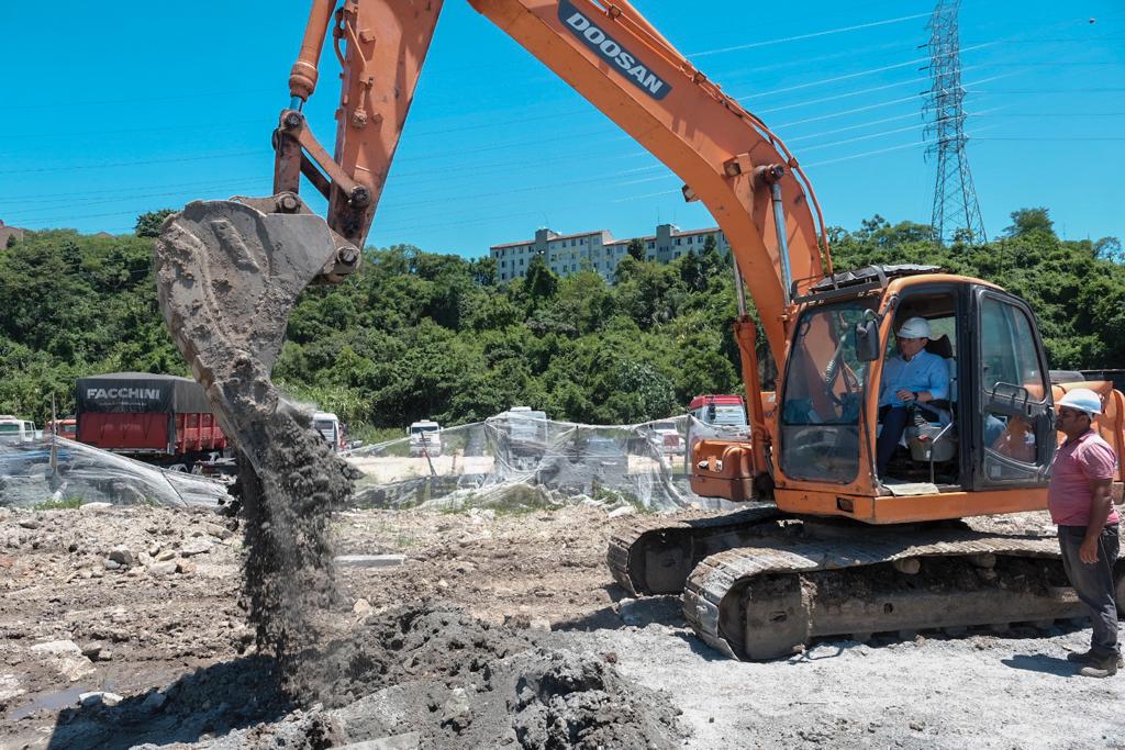 Governo Paulista entrega 189 títulos de propriedade e inicia construção de 574 apartamentos em Santos